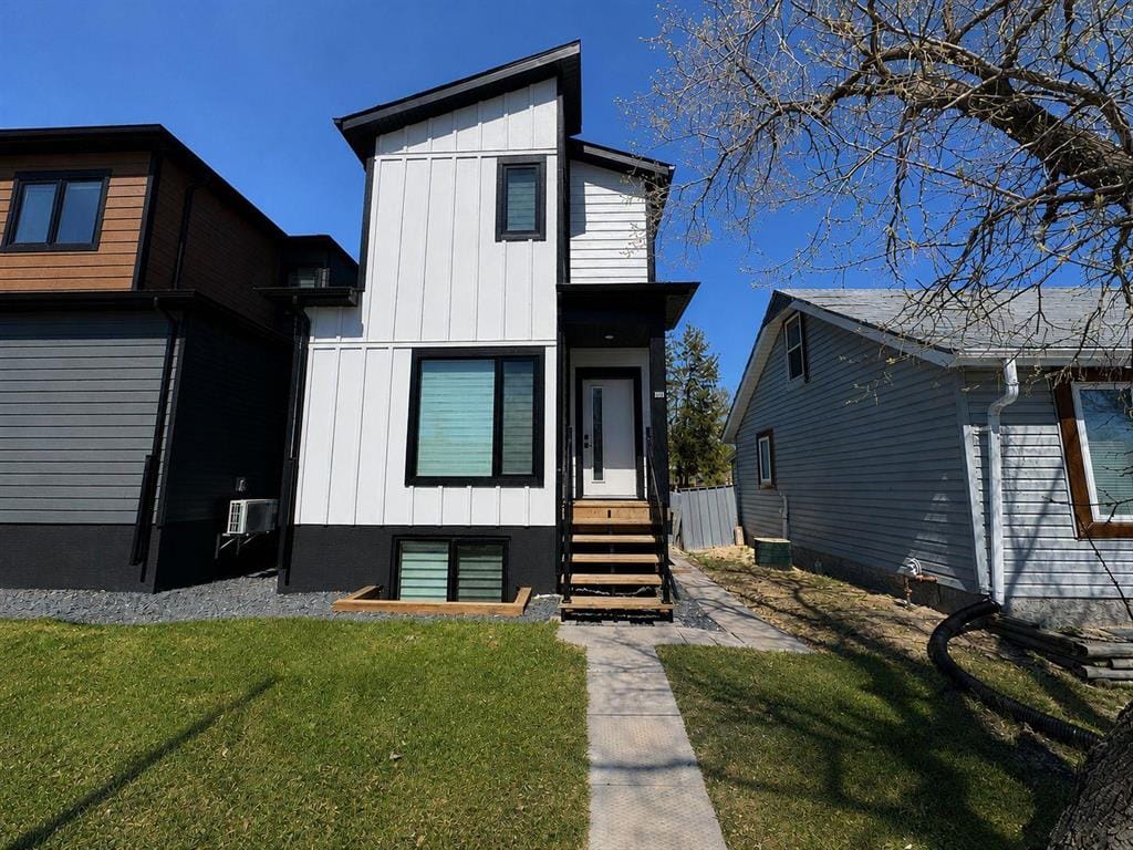 215 Devon Ave, Winnipeg, MB R2G 0C2, Canada — photo 1 of 34